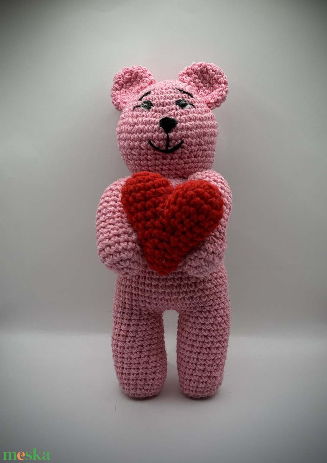 Horgolt mackó szívvel, horgolt figura, amigurumi mackó, amigurumi figura - játék & sport - plüssállat & játékfigura - más figura - Meska.hu Horgolt mackó szívvel, horgolt figura, amigurumi mackó, amigurumi figura - játék & sport - plüssállat & játékfigura - más figura - Meska.hu