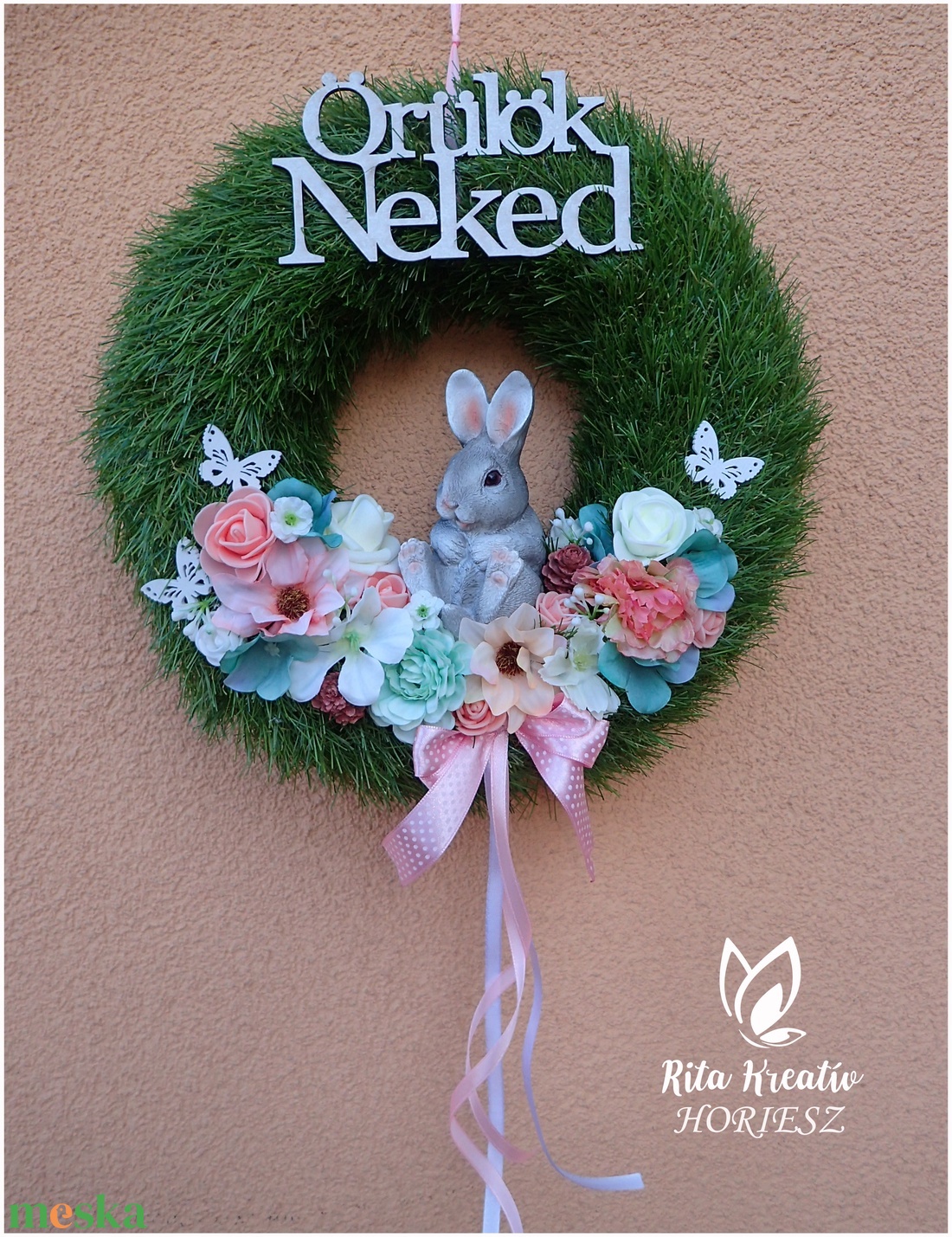 Tavaszi nyuszis műfű koszorún - otthon & életmód - dekoráció - ajtó- és ablak dekoráció - ajtódísz & kopogtató - Meska.hu