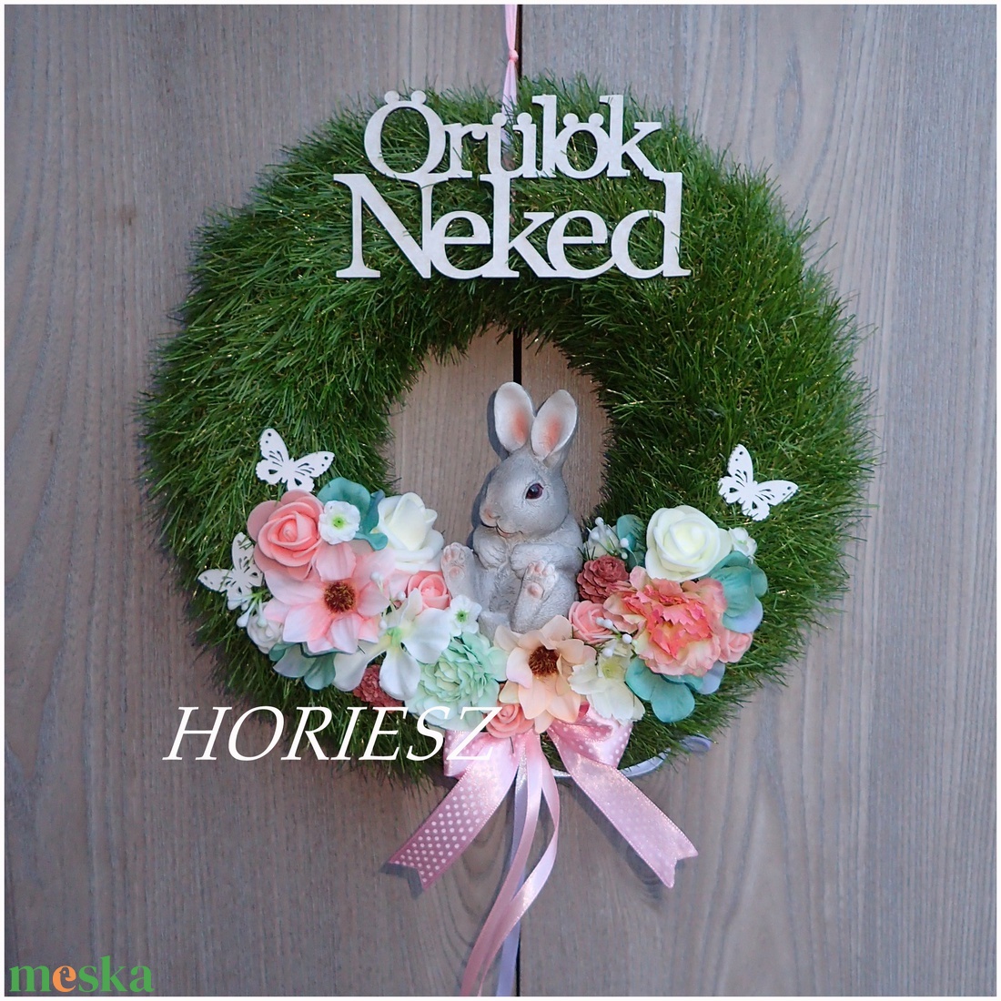 Tavaszi nyuszis műfű koszorún - otthon & életmód - dekoráció - ajtó- és ablak dekoráció - ajtódísz & kopogtató - Meska.hu