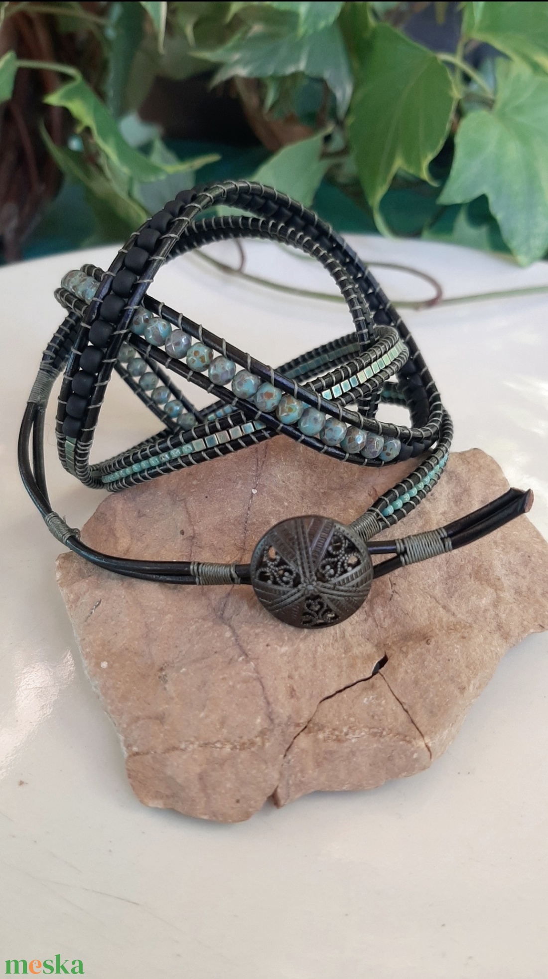 Wrap karkötő - fekete kék - ékszer - karkötő - gyöngyös karkötő - Meska.hu