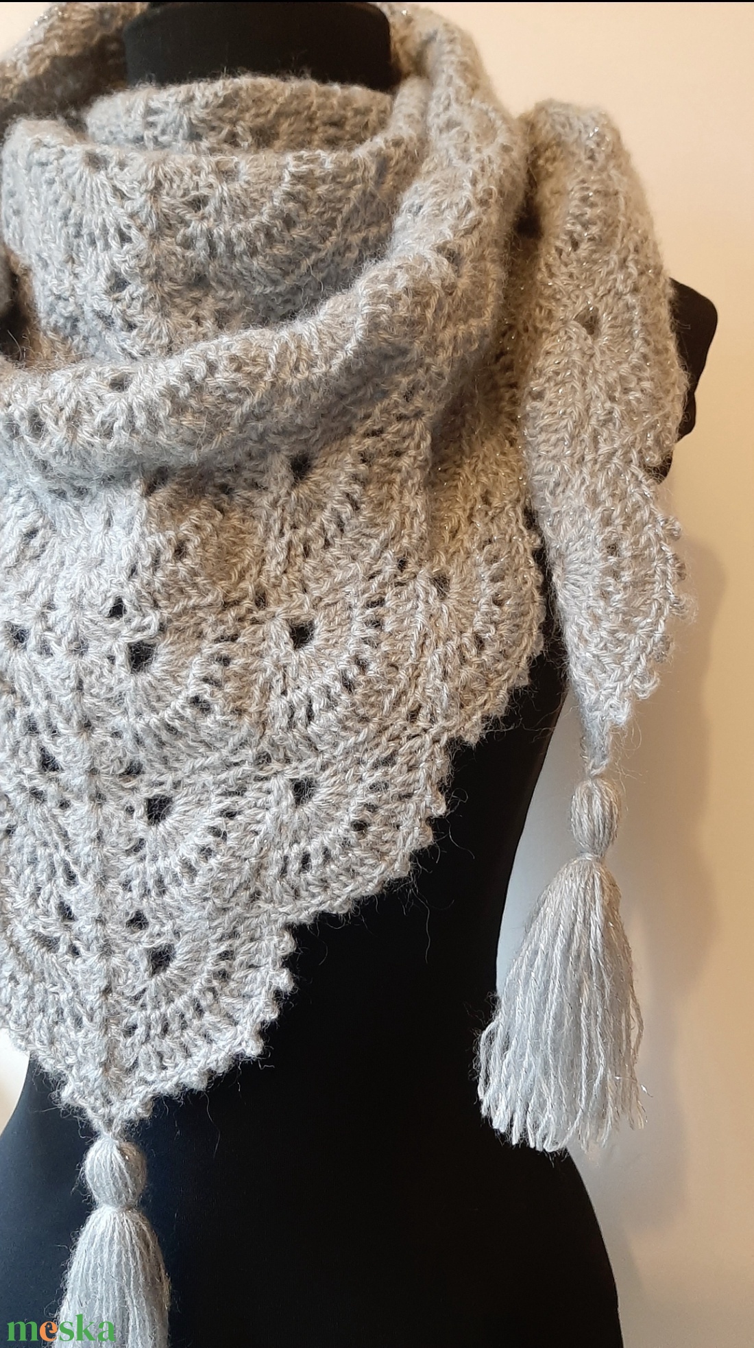 Világos szürke horgolt kendő  - ruha & divat - sál, sapka, kendő - vállkendő - Meska.hu