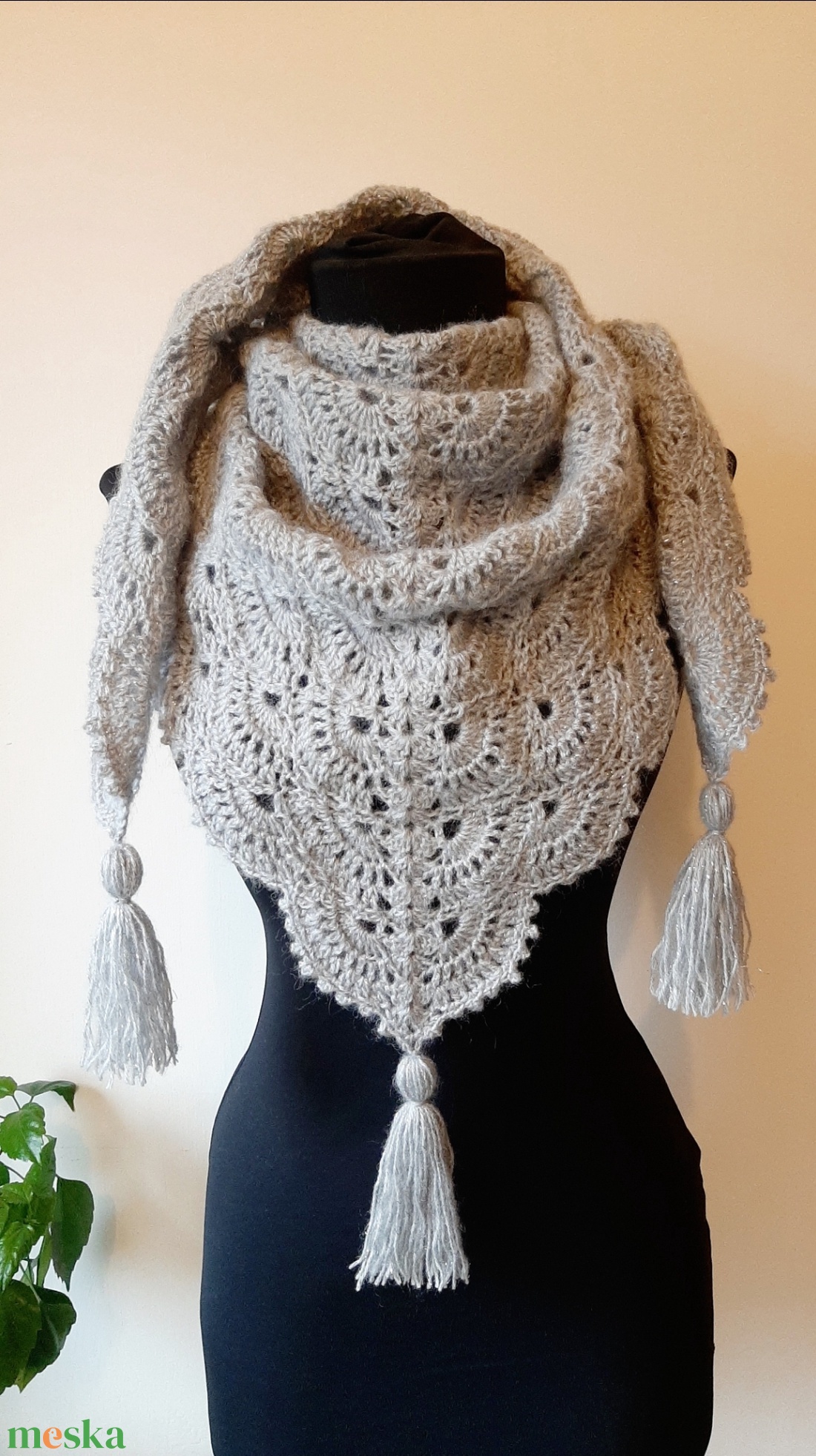 Világos szürke horgolt kendő  - ruha & divat - sál, sapka, kendő - vállkendő - Meska.hu
