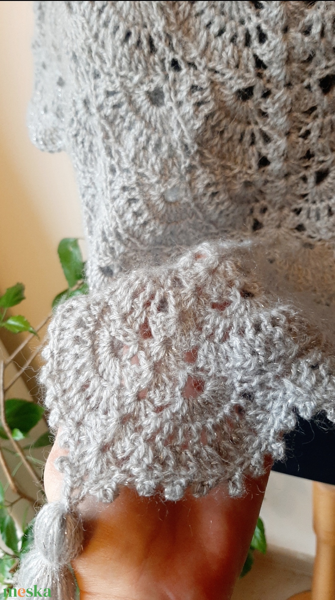 Világos szürke horgolt kendő  - ruha & divat - sál, sapka, kendő - vállkendő - Meska.hu