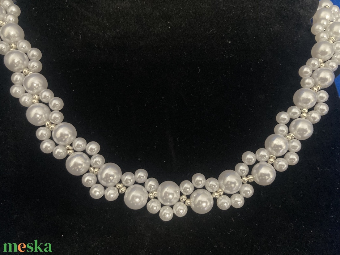 Elegáns gyöngy nyaklánc, ezüst-fehér színben - ékszer - nyaklánc - gyöngyös nyaklánc - Meska.hu