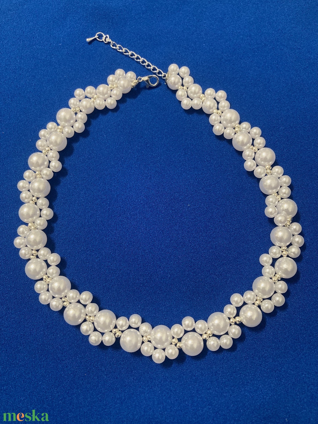 Elegáns gyöngy nyaklánc, ezüst-fehér színben - ékszer - nyaklánc - gyöngyös nyaklánc - Meska.hu