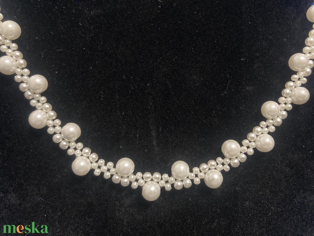 Elegáns, tört fehér gyöngy nyaklánc - ékszer - nyaklánc - gyöngyös nyaklánc - Meska.hu