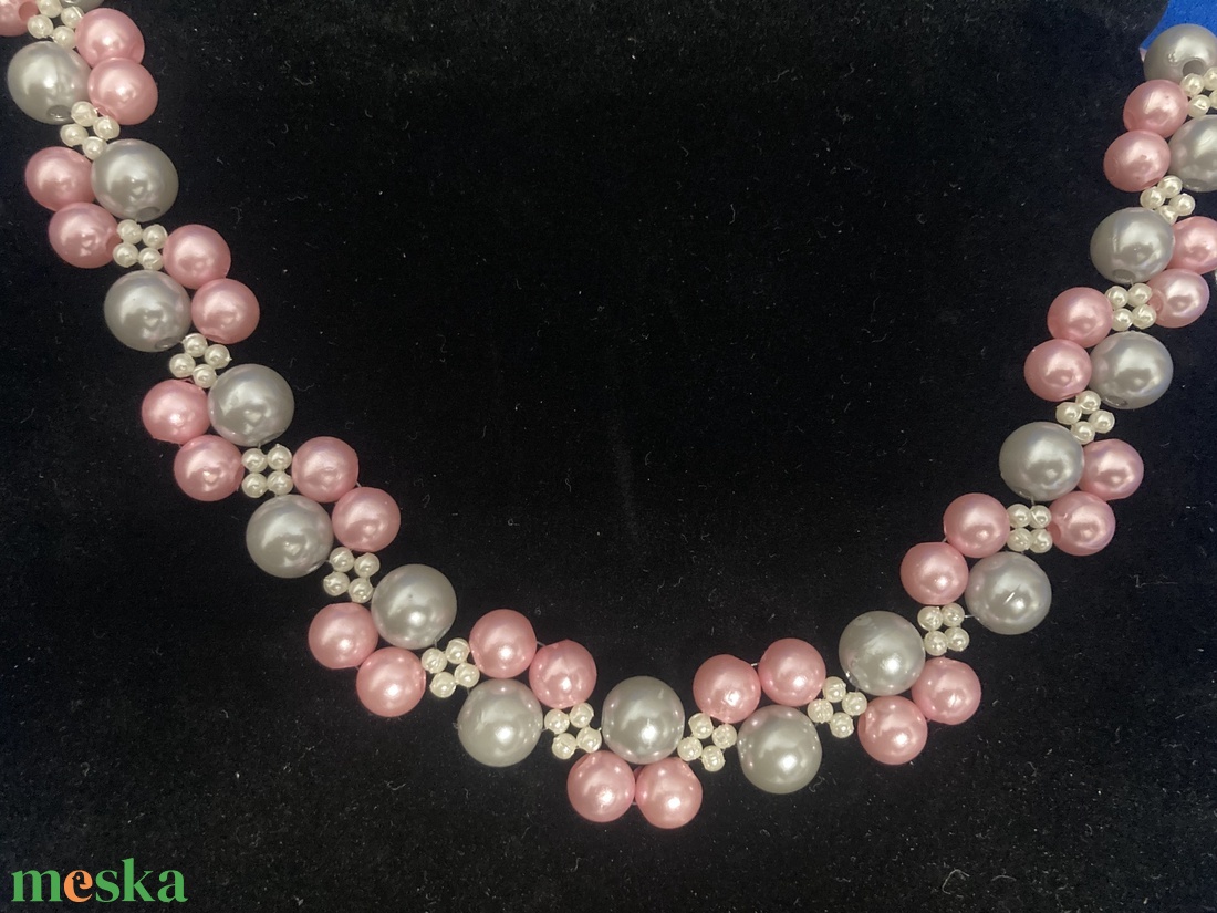 Elegáns, szürke-rózsaszín-fehér, gyöngy nyaklánc - ékszer - nyaklánc - gyöngyös nyaklánc - Meska.hu