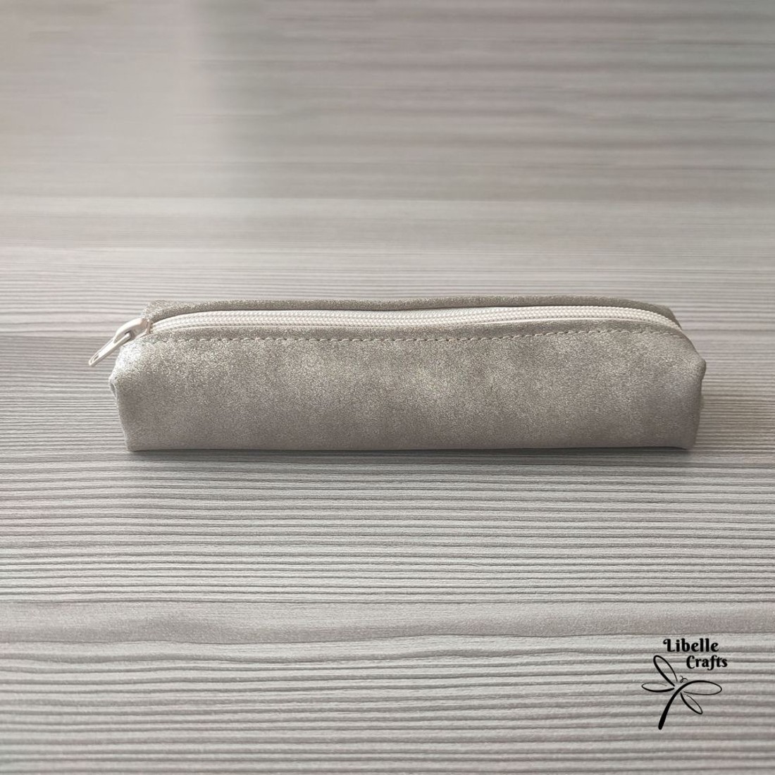 Csillámos szürke bőrből készült tolltartó - otthon & életmód - papír, írószer - tolltartó & ceruzatekercs - Meska.hu