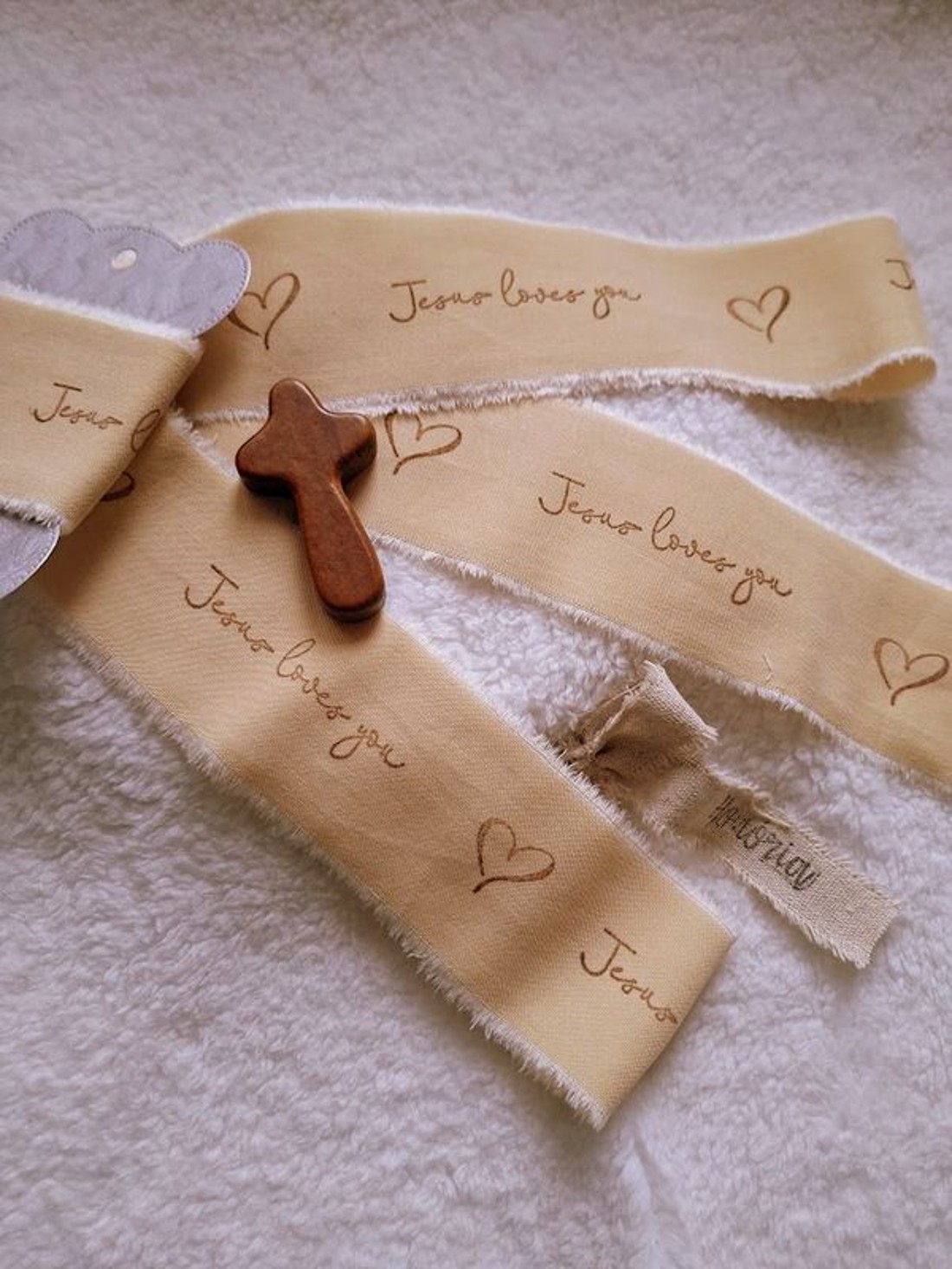 Kézzel festett és bélyegzett, tépett, pamutszalag, Bibliai, igés, felirattal- krém-019 - kellékek & szerszámok - rövidáru - szalag, pánt - textilszalag - Meska.hu