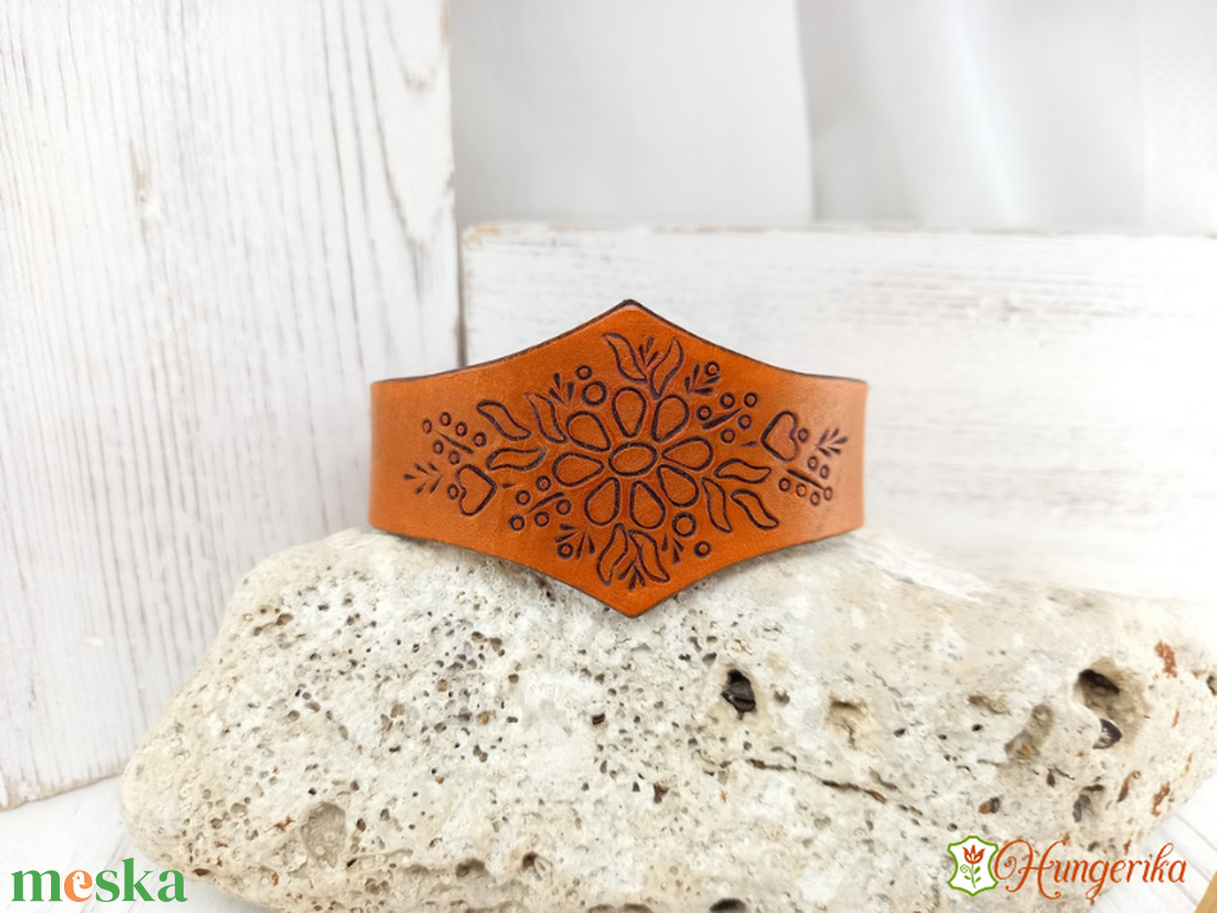 Bokrétás bőr karkötő - ékszer - karkötő - karperec - Meska.hu