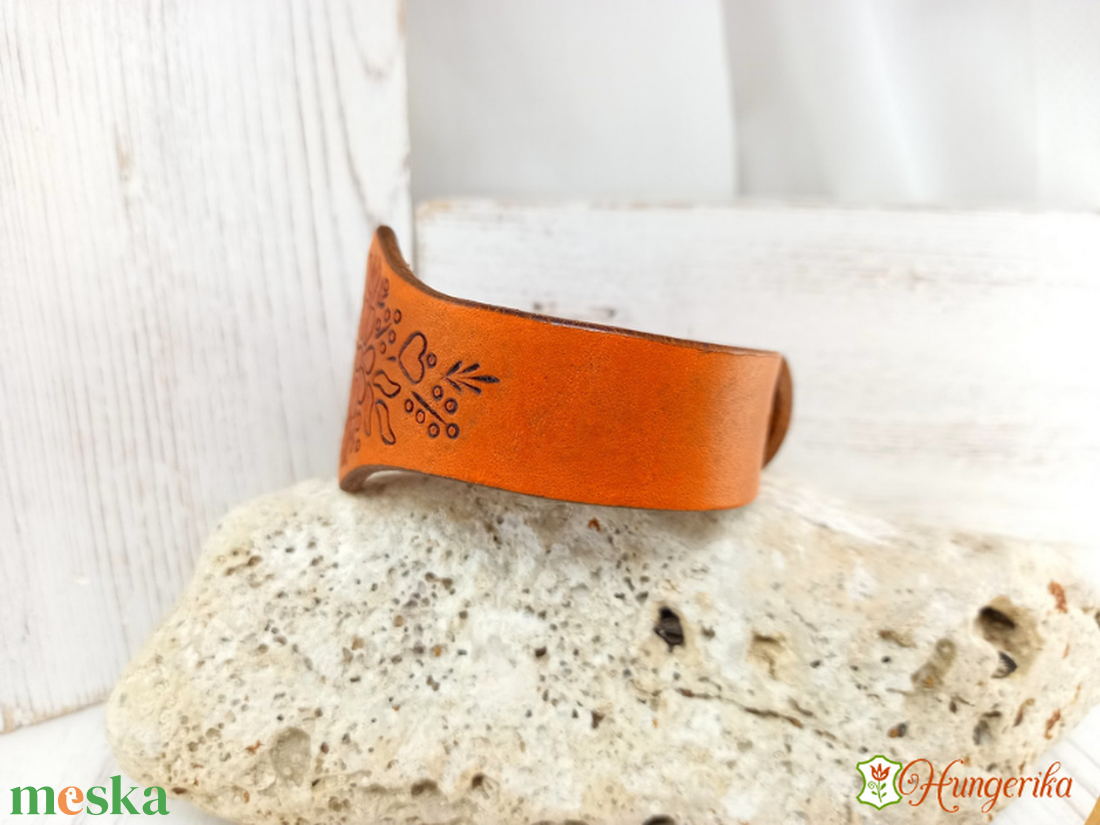 Bokrétás bőr karkötő - ékszer - karkötő - karperec - Meska.hu