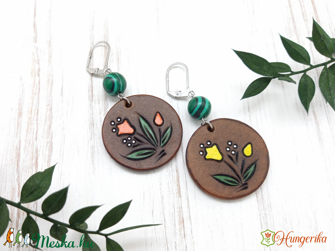 Aszimmetrikus mintás korong bőr fülbevaló malachittal - ékszer - fülbevaló - lógós kerek fülbevaló - Meska.hu