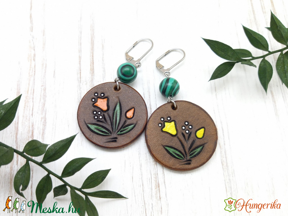 Aszimmetrikus mintás korong bőr fülbevaló malachittal - ékszer - fülbevaló - lógós kerek fülbevaló - Meska.hu