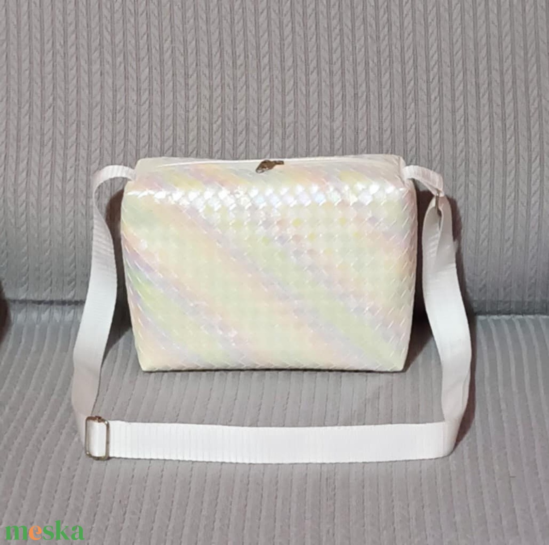 Egyedi fehér-írisz műbőr crossbody táska - táska & tok - kézitáska & válltáska - vállon átvethető táska - Meska.hu