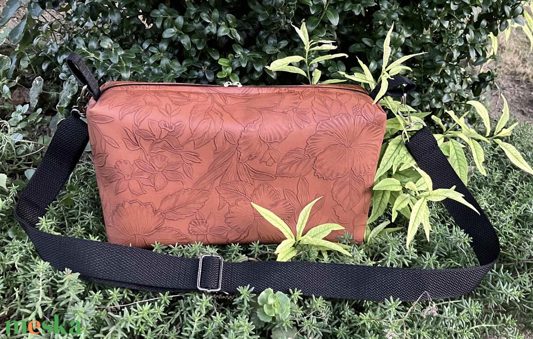 Egyedi barna dombornyomott műbőr crossbody táska - táska & tok - kézitáska & válltáska - vállon átvethető táska - Meska.hu