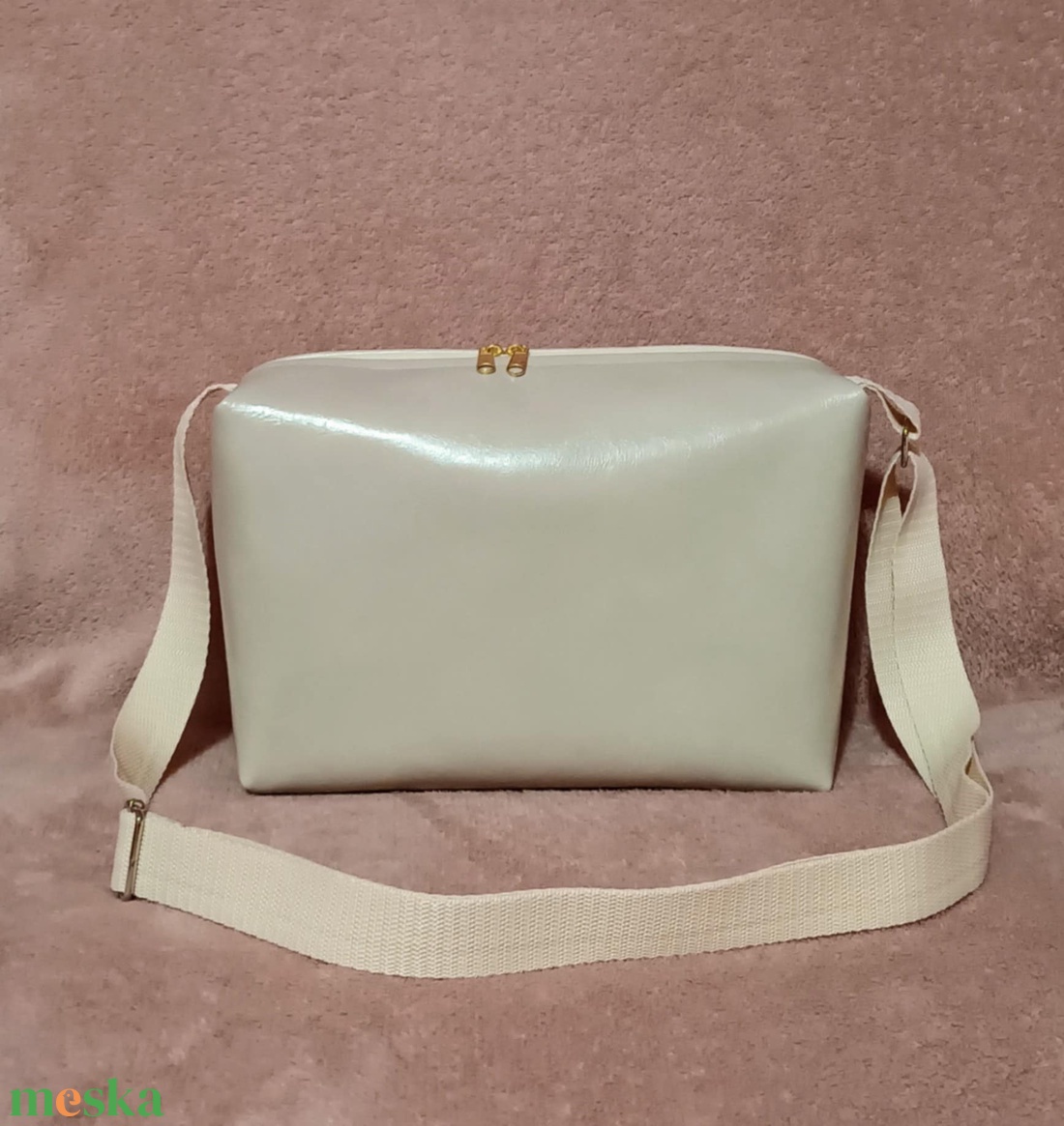Egyedi csontfehér műbőr crossbody táska - táska & tok - kézitáska & válltáska - vállon átvethető táska - Meska.hu