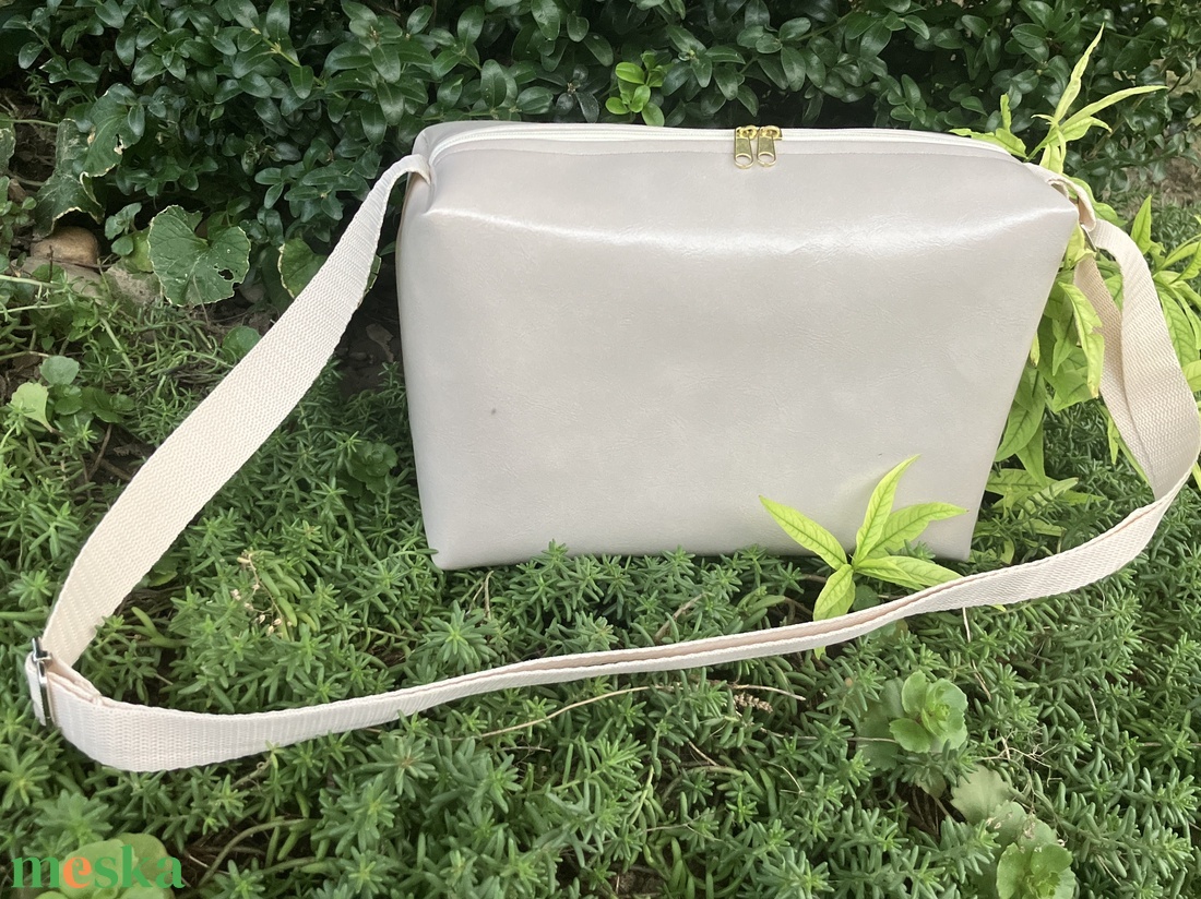 Egyedi csontfehér műbőr crossbody táska - táska & tok - kézitáska & válltáska - vállon átvethető táska - Meska.hu