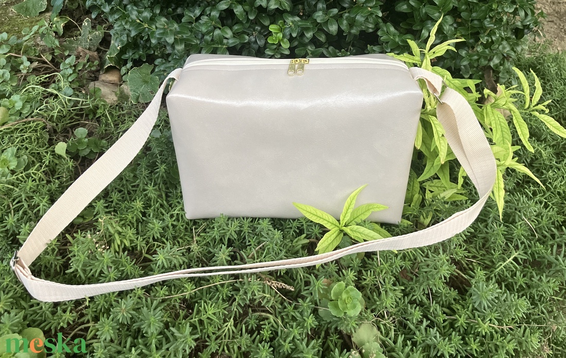 Egyedi csontfehér műbőr crossbody táska - táska & tok - kézitáska & válltáska - vállon átvethető táska - Meska.hu