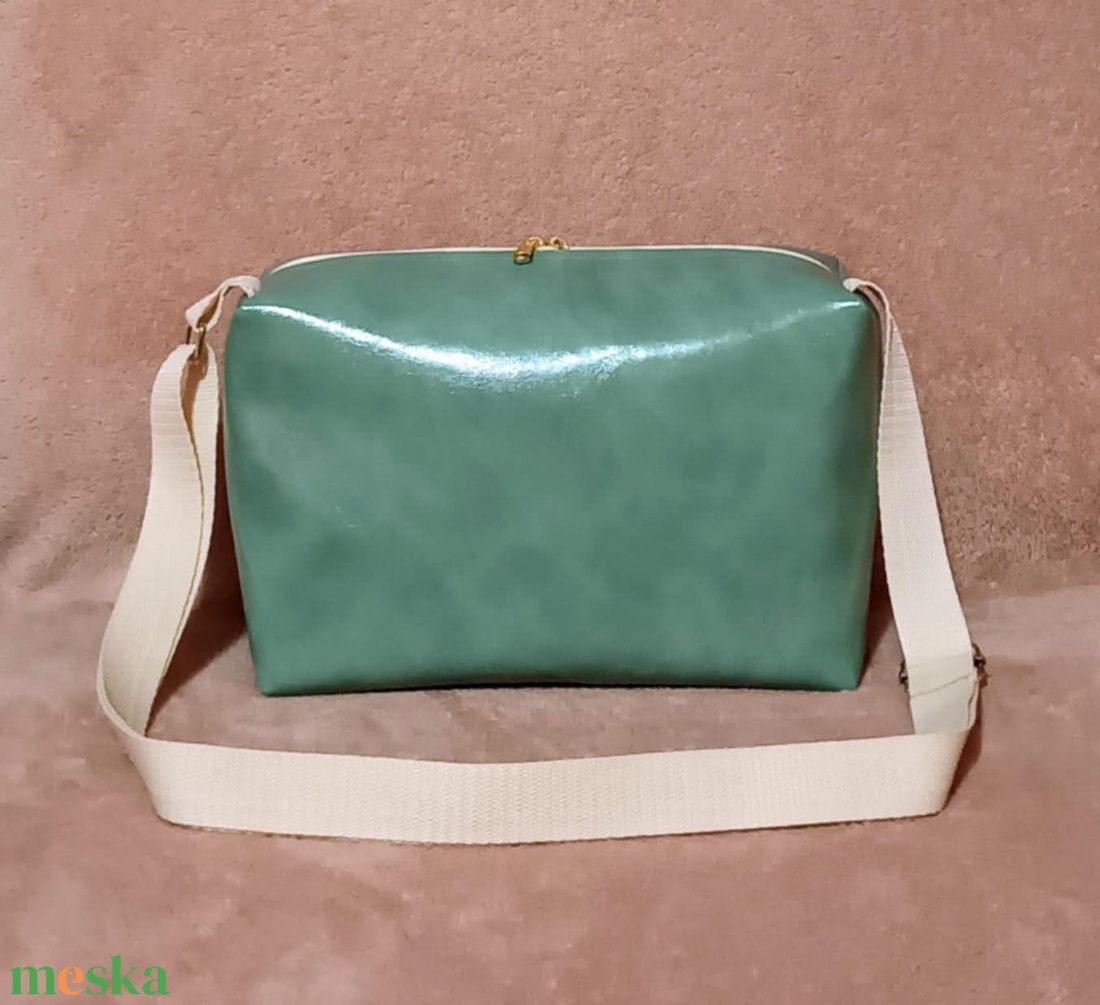 Egyedi menta-bézs műbőr crossbody táska - táska & tok - kézitáska & válltáska - vállon átvethető táska - Meska.hu