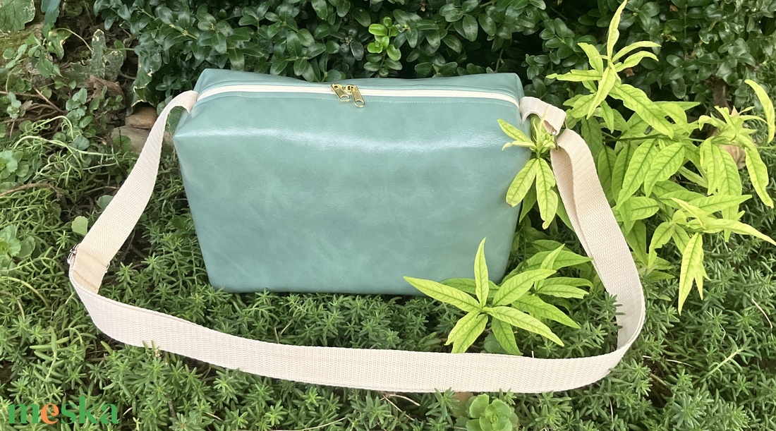 Egyedi menta-bézs műbőr crossbody táska - táska & tok - kézitáska & válltáska - vállon átvethető táska - Meska.hu