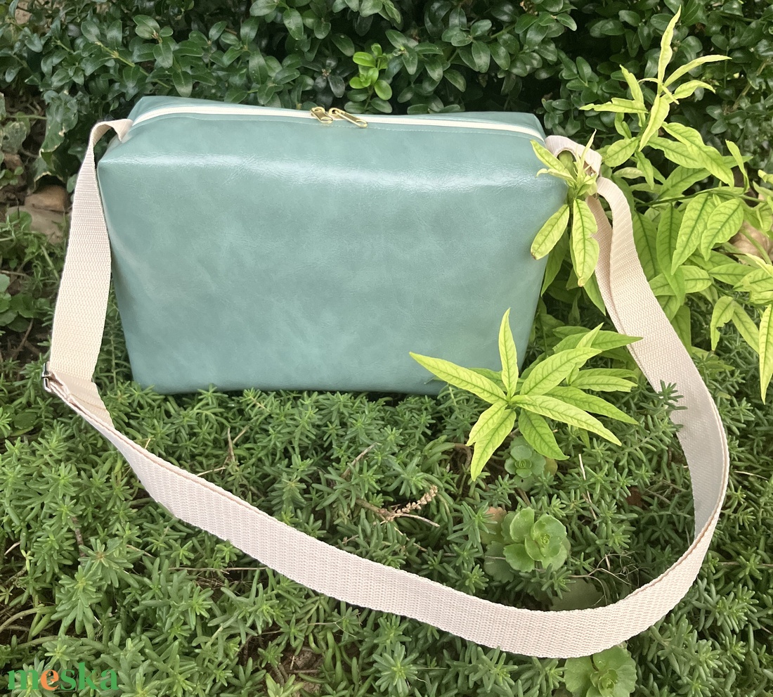 Egyedi menta-bézs műbőr crossbody táska - táska & tok - kézitáska & válltáska - vállon átvethető táska - Meska.hu