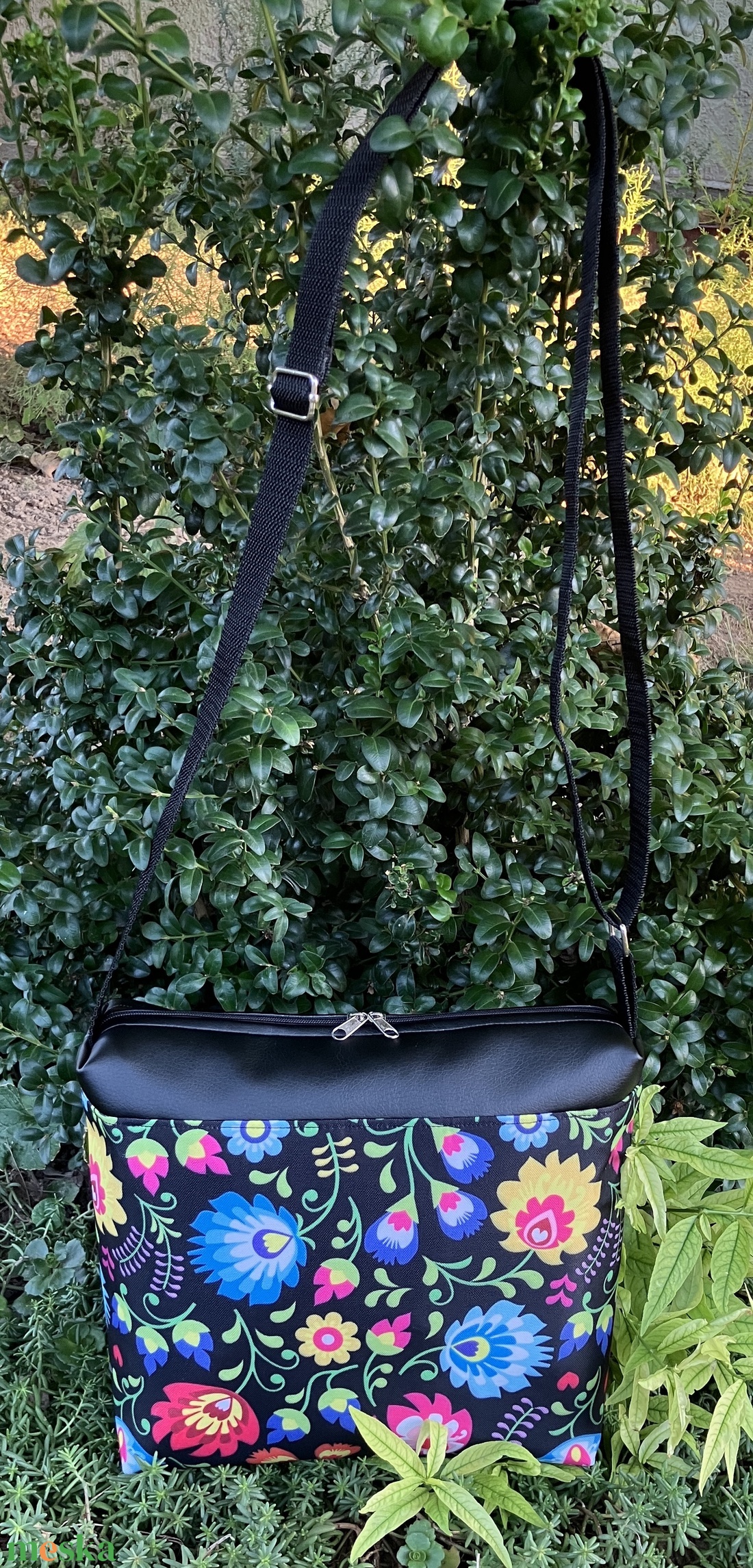 Egyedi népi motívumos crossbody táska - táska & tok - kézitáska & válltáska - vállon átvethető táska - Meska.hu