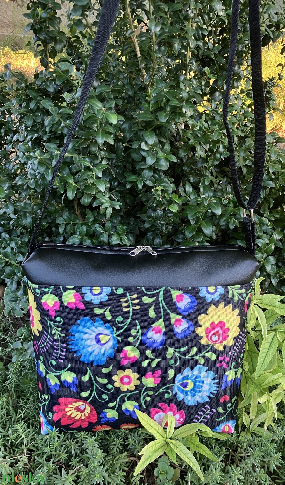 Egyedi népi motívumos crossbody táska - táska & tok - kézitáska & válltáska - vállon átvethető táska - Meska.hu