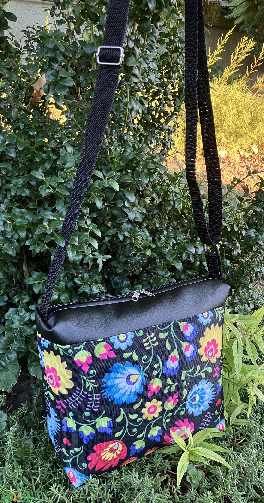 Egyedi népi motívumos crossbody táska - táska & tok - kézitáska & válltáska - vállon átvethető táska - Meska.hu