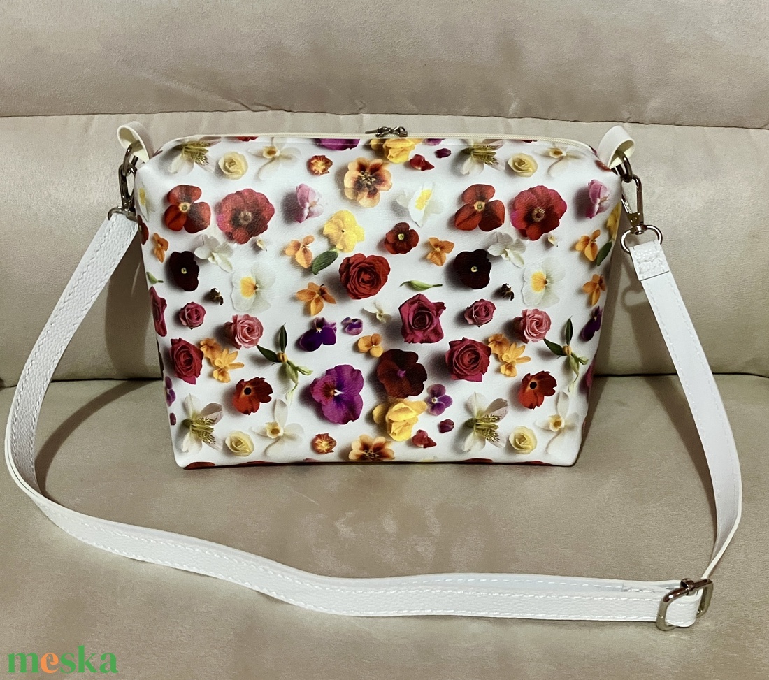 Egyedi tavaszi virágos műbőr crossbody táska - táska & tok - kézitáska & válltáska - vállon átvethető táska - Meska.hu