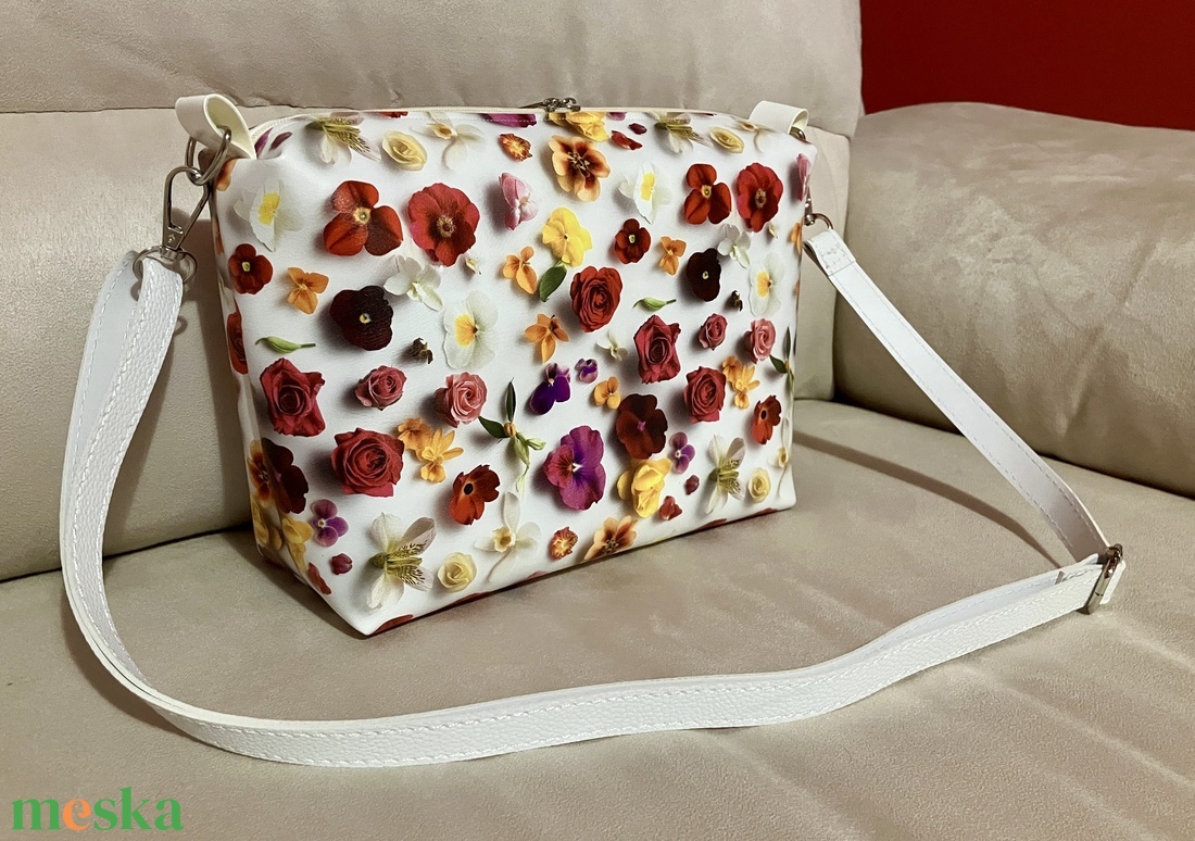 Egyedi tavaszi virágos műbőr crossbody táska - táska & tok - kézitáska & válltáska - vállon átvethető táska - Meska.hu