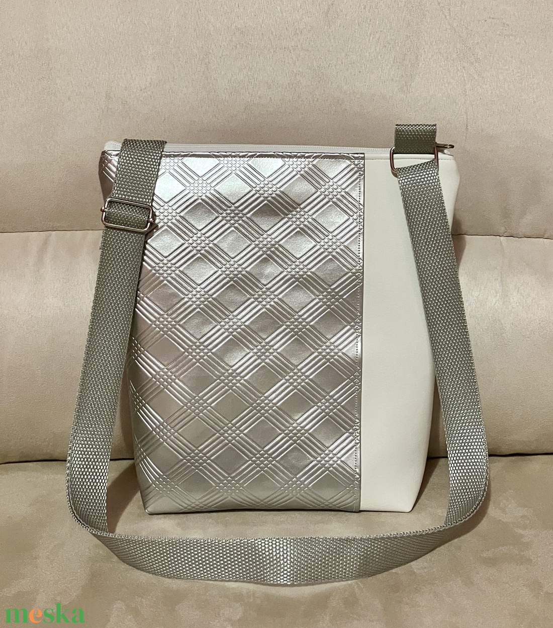 Egyedi ezüst-fehér műbőr oldaltáska - táska & tok - kézitáska & válltáska - vállon átvethető táska - Meska.hu