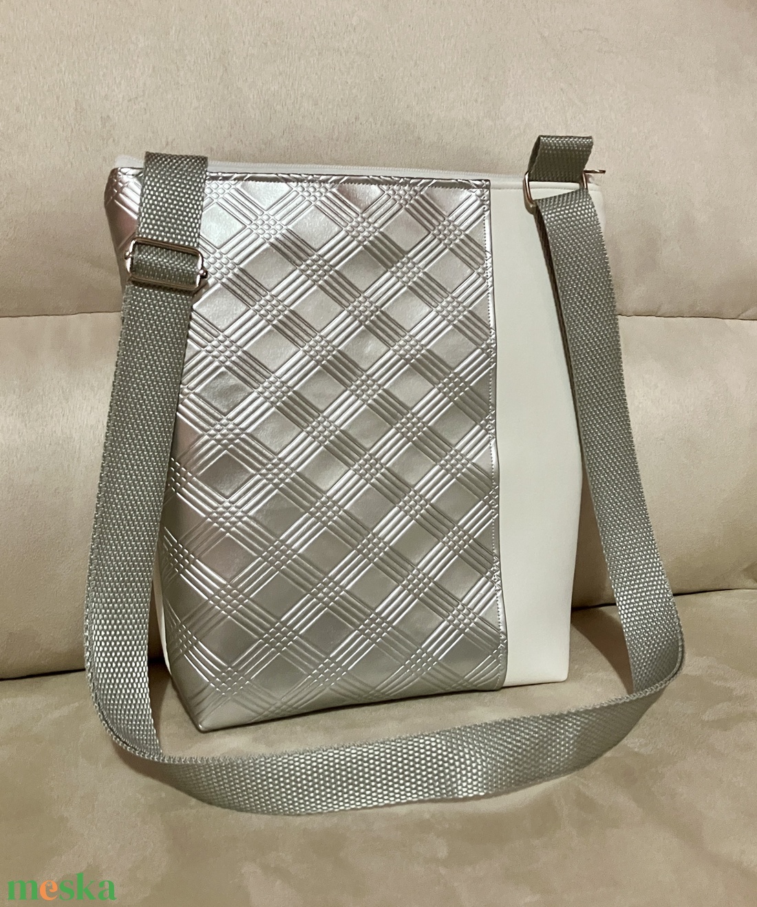 Egyedi ezüst-fehér műbőr oldaltáska - táska & tok - kézitáska & válltáska - vállon átvethető táska - Meska.hu