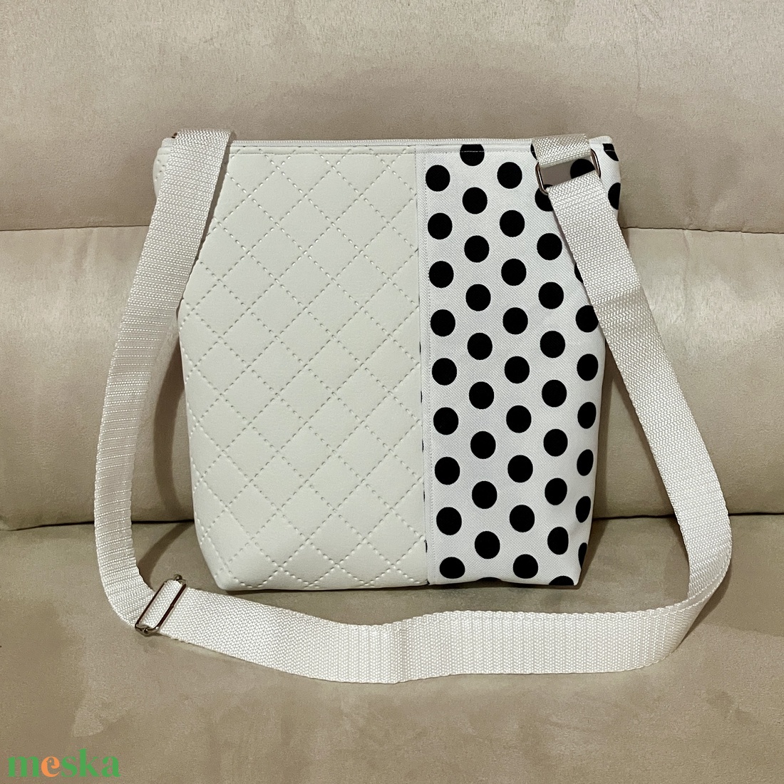 Egyedi fehér pöttyös  oldaltáska - táska & tok - kézitáska & válltáska - vállon átvethető táska - Meska.hu