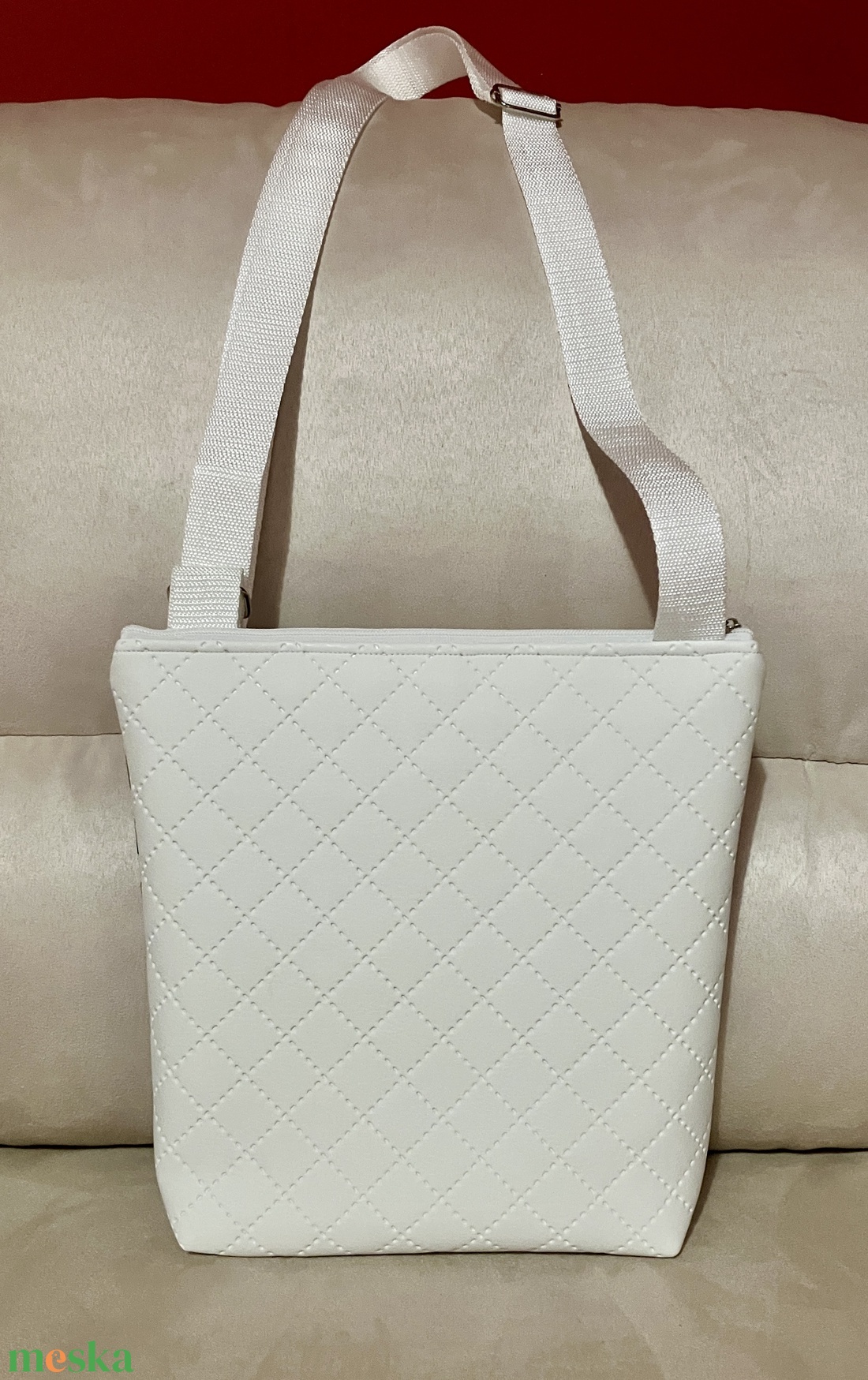 Egyedi fehér pöttyös  oldaltáska - táska & tok - kézitáska & válltáska - vállon átvethető táska - Meska.hu