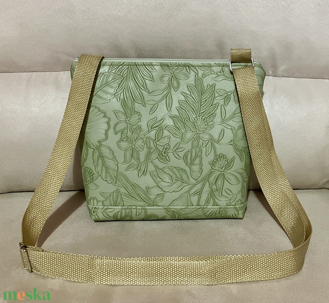 Egyedi zöld műbőr kisméretű oldaltáska - táska & tok - kézitáska & válltáska - vállon átvethető táska - Meska.hu