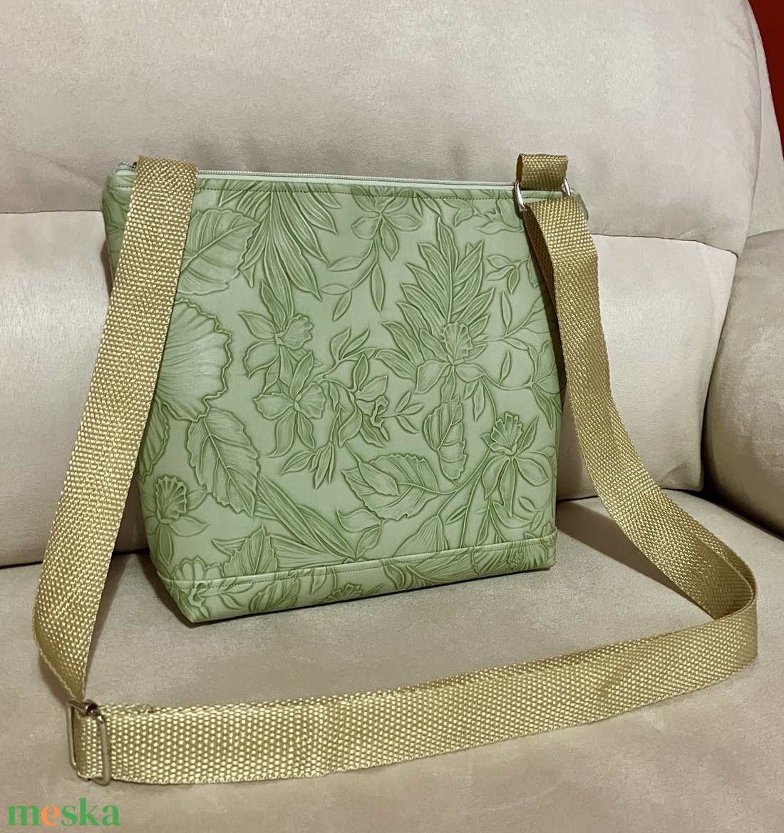 Egyedi zöld műbőr kisméretű oldaltáska - táska & tok - kézitáska & válltáska - vállon átvethető táska - Meska.hu