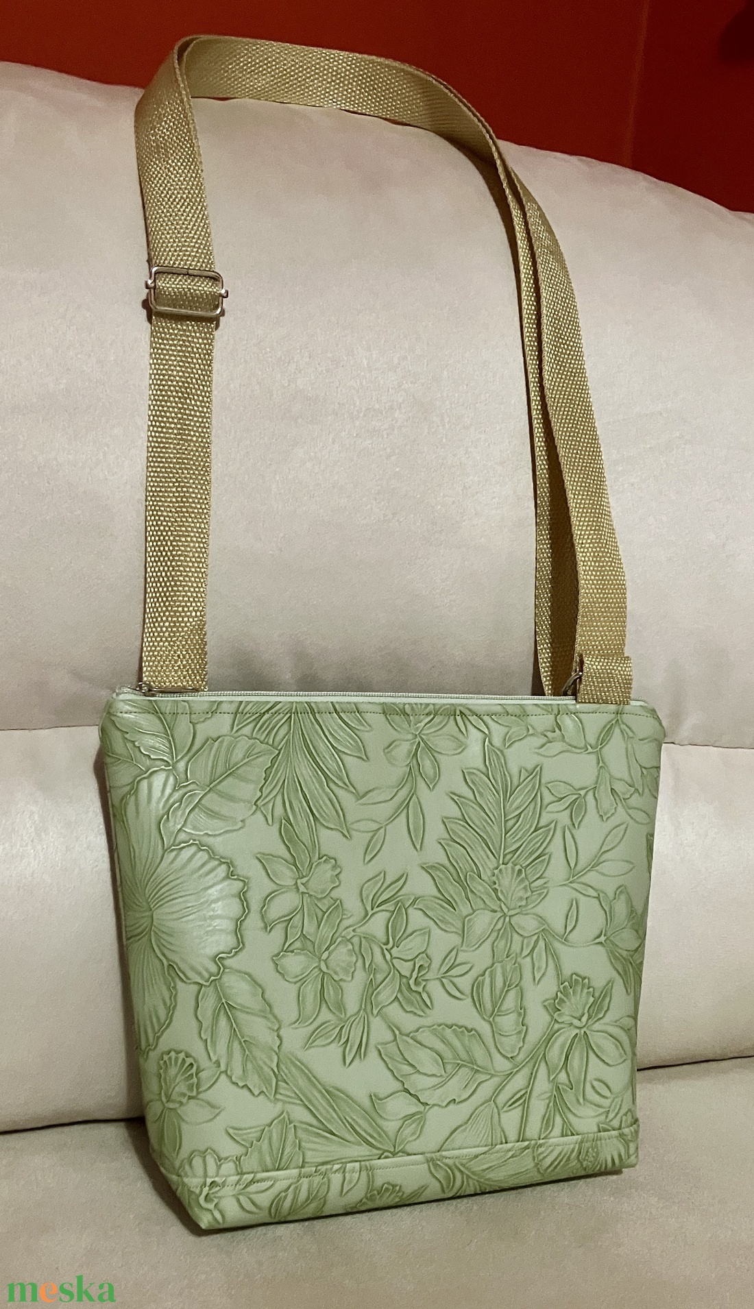 Egyedi zöld műbőr kisméretű oldaltáska - táska & tok - kézitáska & válltáska - vállon átvethető táska - Meska.hu