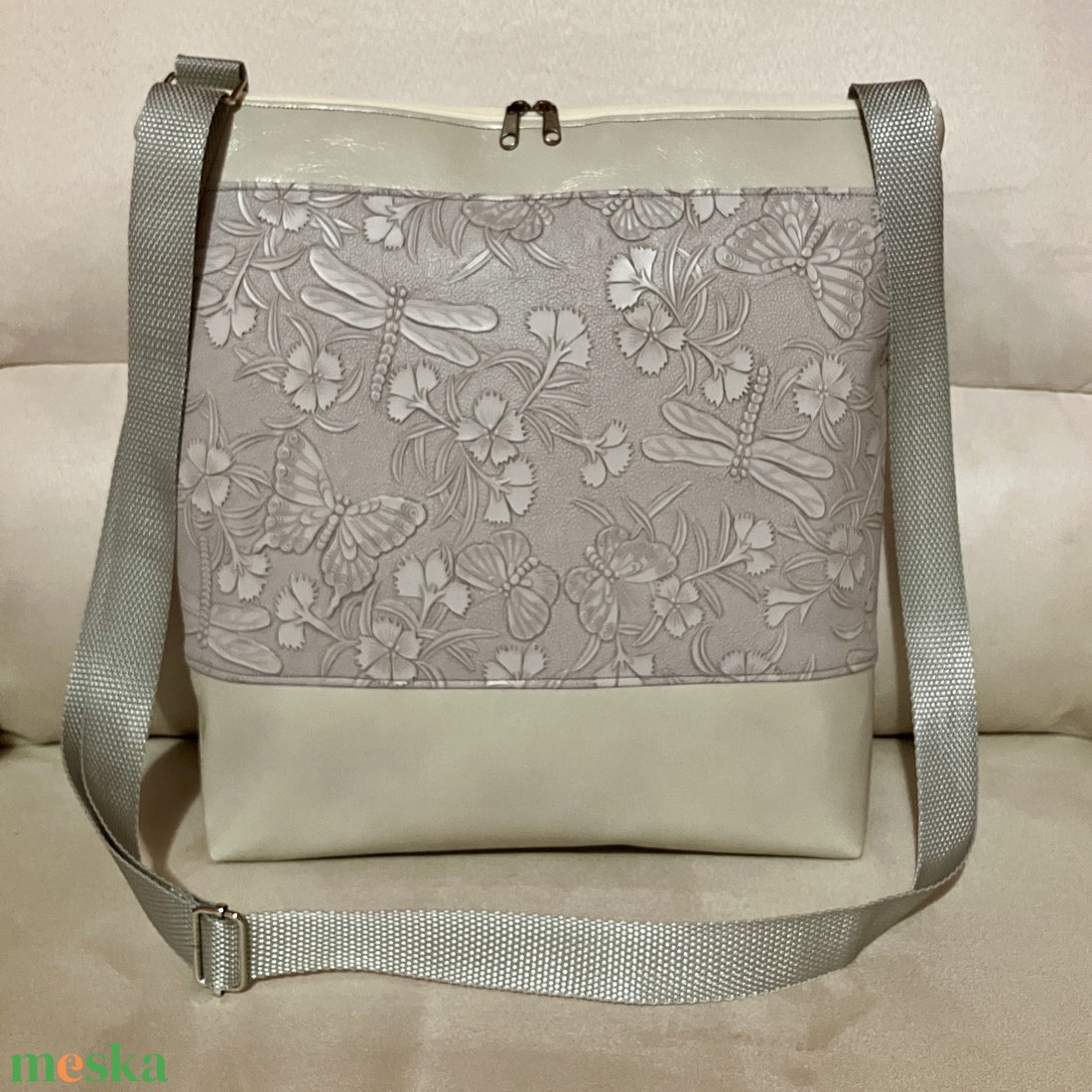 Szürke szitakötős műbőr crossbody táska - táska & tok - kézitáska & válltáska - vállon átvethető táska - Meska.hu