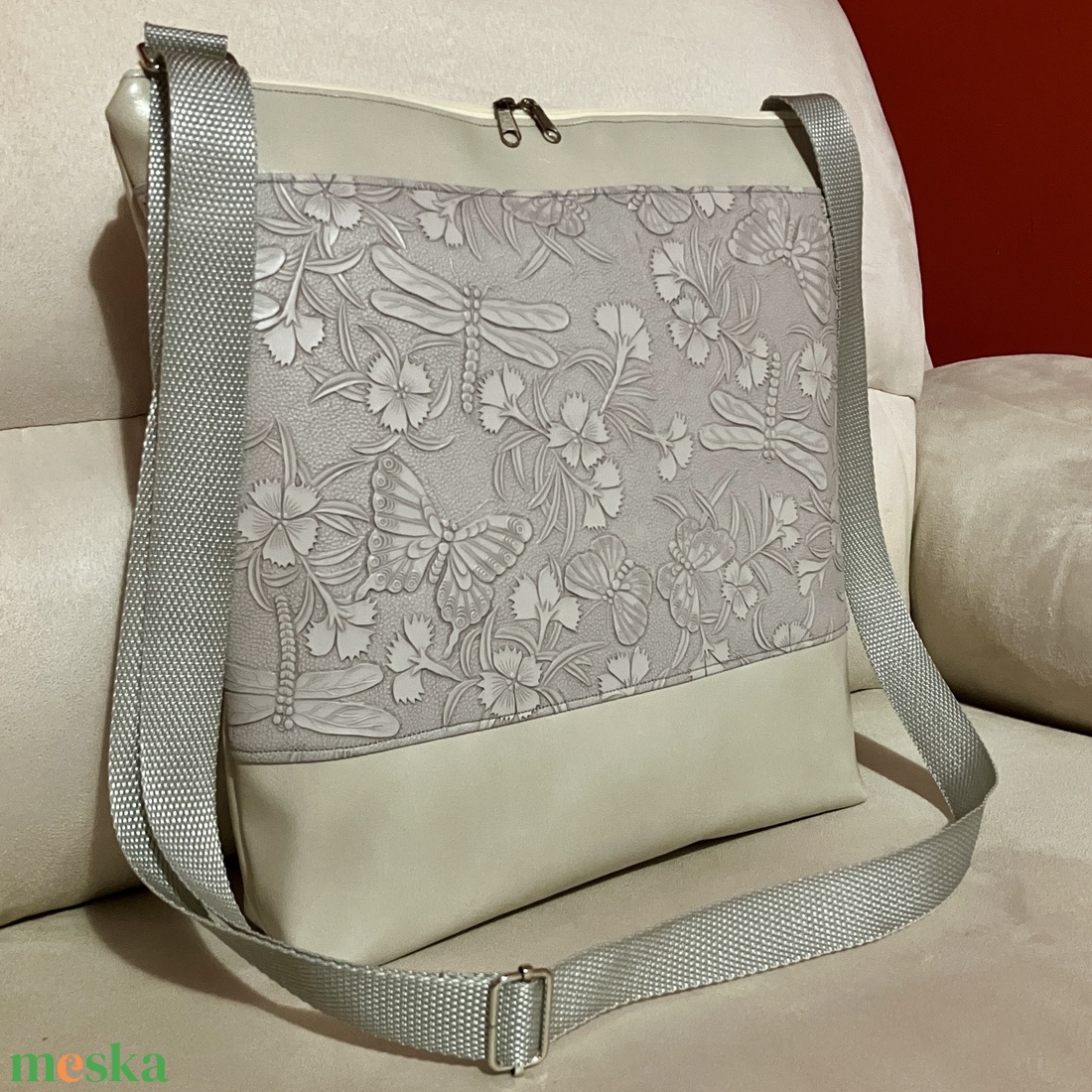 Szürke szitakötős műbőr crossbody táska - táska & tok - kézitáska & válltáska - vállon átvethető táska - Meska.hu