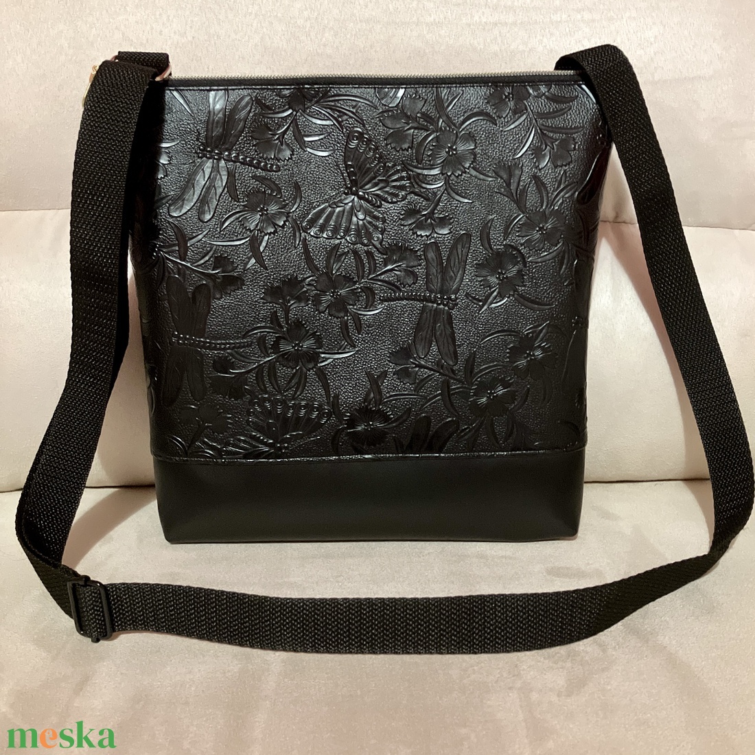 Fekete szitakötős műbőr crossbody táska - táska & tok - kézitáska & válltáska - vállon átvethető táska - Meska.hu