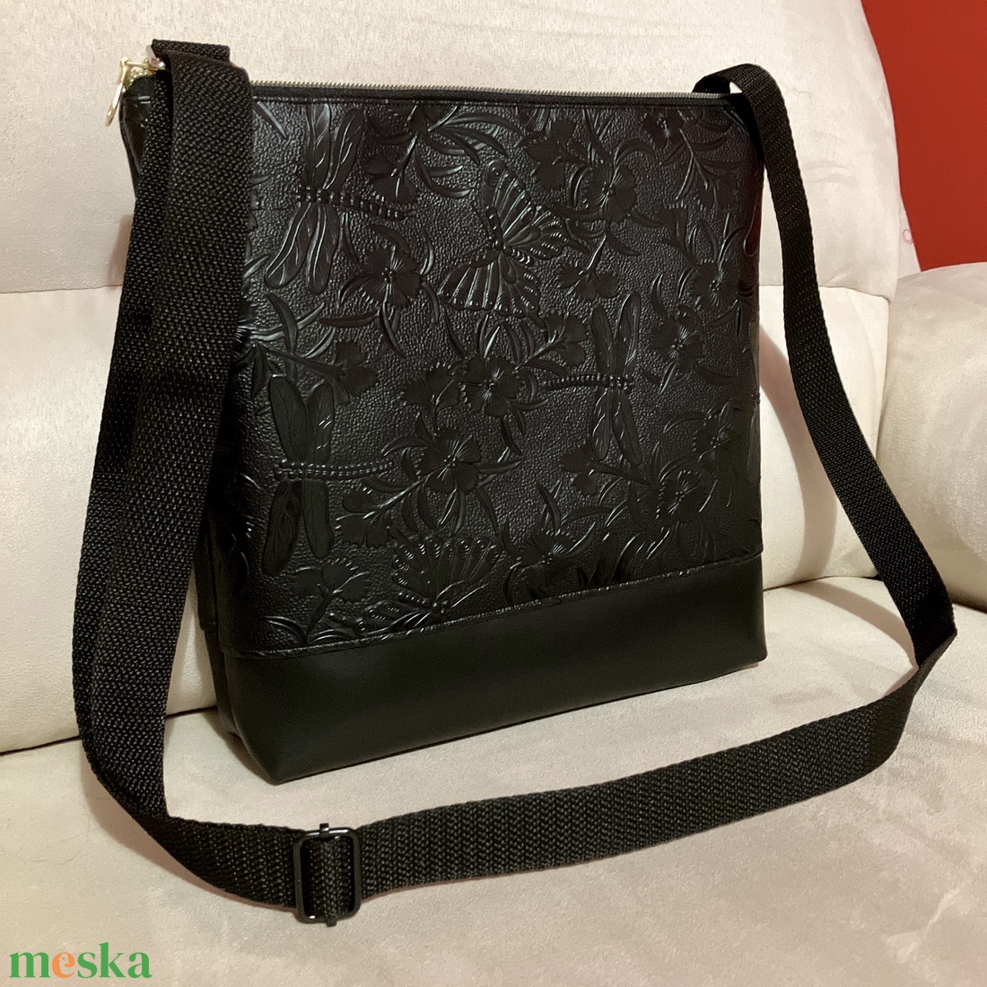 Fekete szitakötős műbőr crossbody táska - táska & tok - kézitáska & válltáska - vállon átvethető táska - Meska.hu