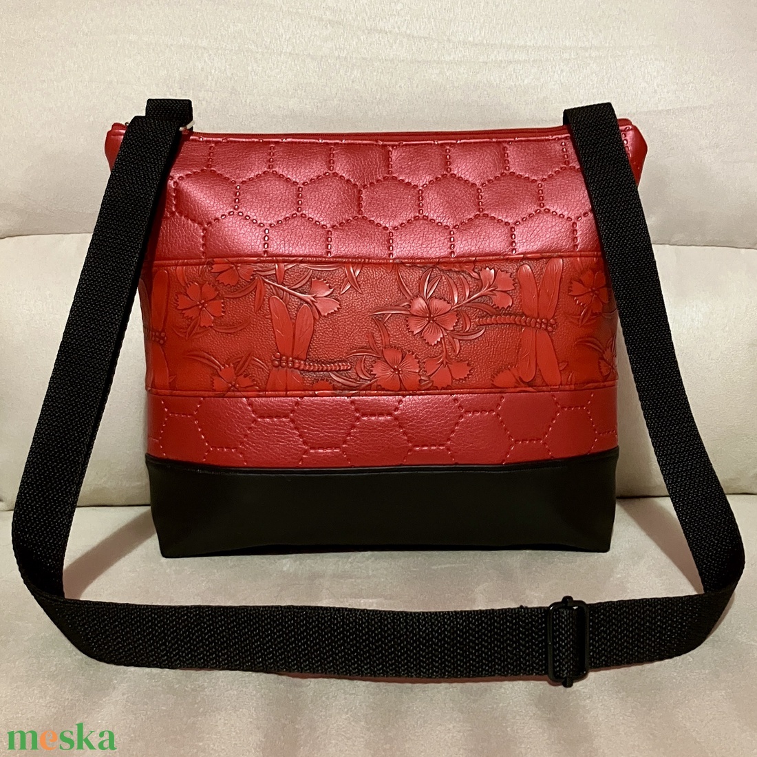 Piros-fekete szitakötős műbőr crossbody táska - táska & tok - kézitáska & válltáska - vállon átvethető táska - Meska.hu