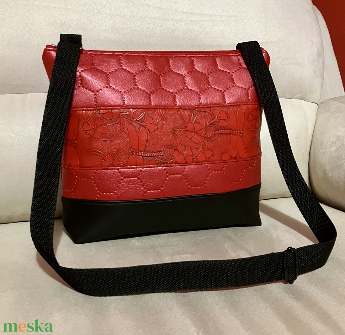 Piros-fekete szitakötős műbőr crossbody táska - táska & tok - kézitáska & válltáska - vállon átvethető táska - Meska.hu