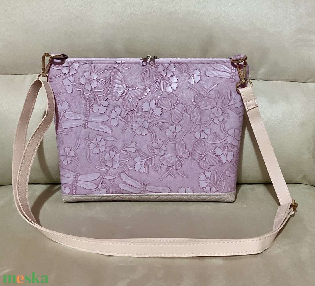 Lila szitakötős műbőr crossbody táska - táska & tok - kézitáska & válltáska - vállon átvethető táska - Meska.hu