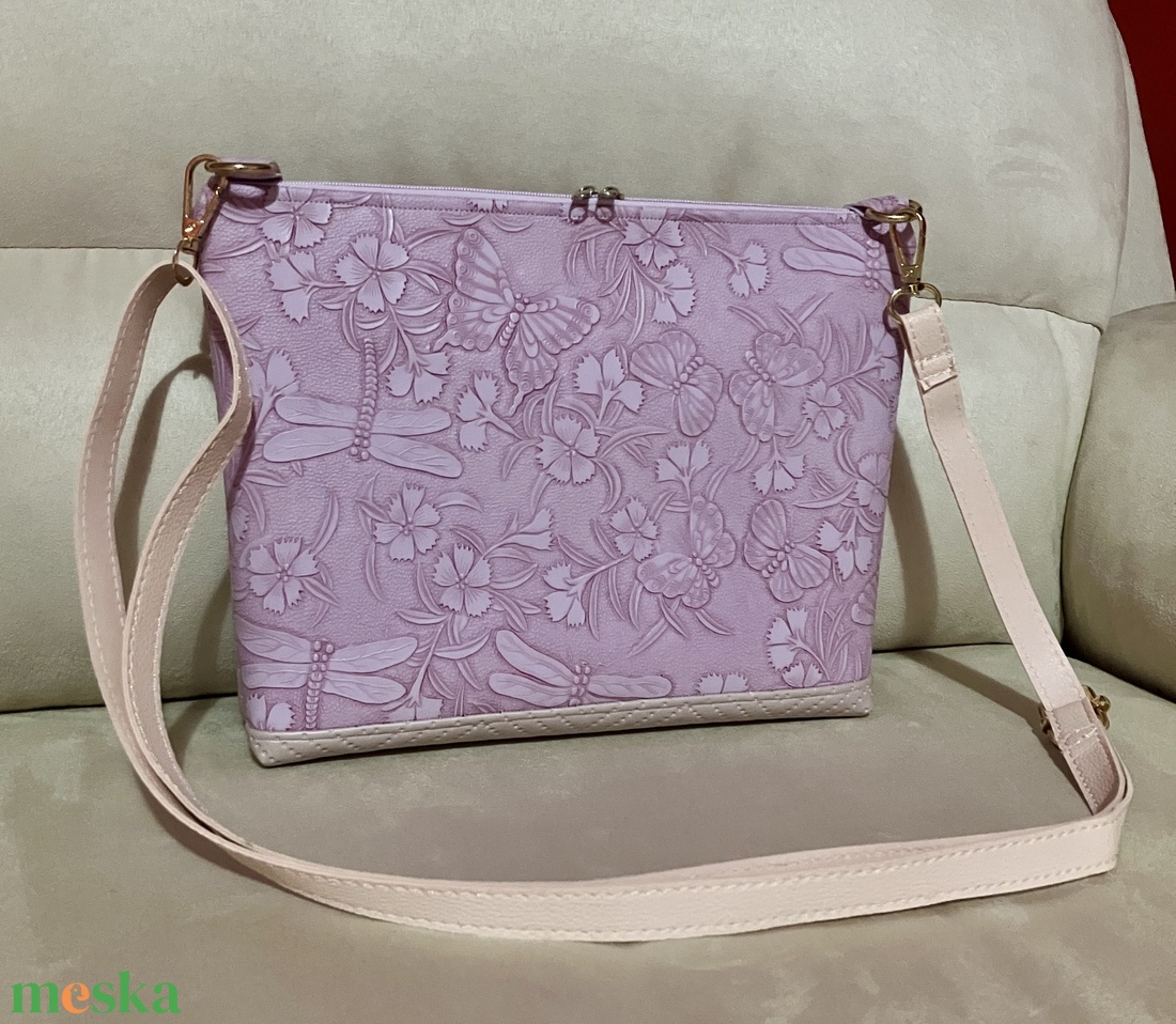 Lila szitakötős műbőr crossbody táska - táska & tok - kézitáska & válltáska - vállon átvethető táska - Meska.hu