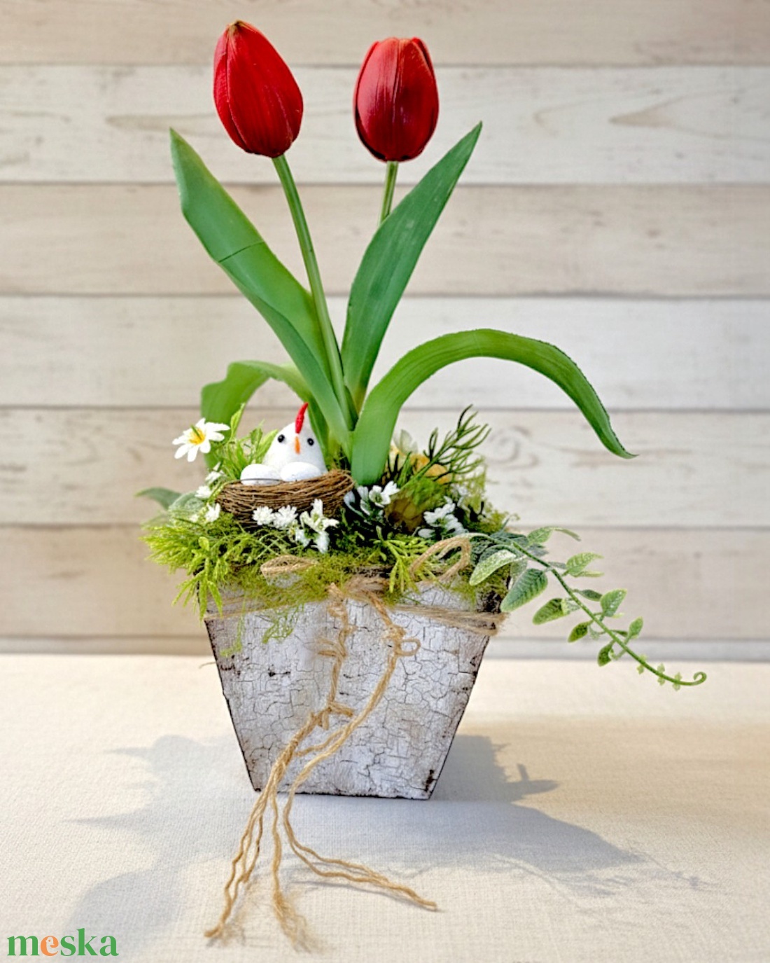 Csibefészek a tulipánok között � rusztikus tavaszi asztaldísz - ünnepi díszek, dekorációk - húsvéti díszek és dekorációk - húsvéti virágos díszek - Meska.hu