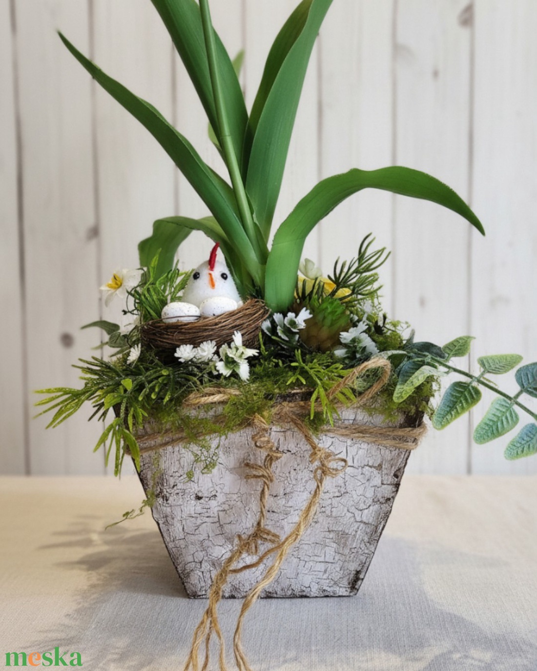 Csibefészek a tulipánok között � rusztikus tavaszi asztaldísz - ünnepi díszek, dekorációk - húsvéti díszek és dekorációk - húsvéti virágos díszek - Meska.hu
