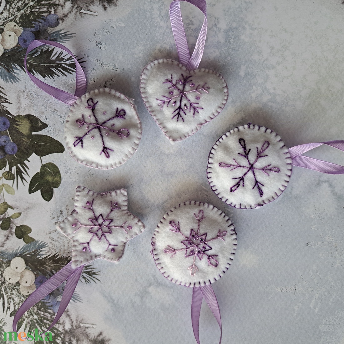 Hímzett karácsonyfadísz - lila - karácsony - karácsonyi lakásdekoráció - karácsonyfadíszek - Meska.hu