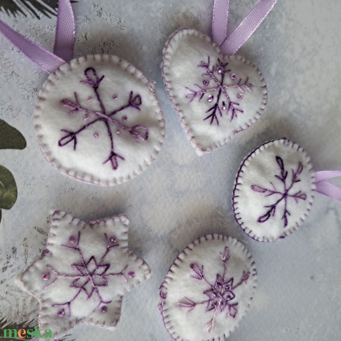 Hímzett karácsonyfadísz - lila - karácsony - karácsonyi lakásdekoráció - karácsonyfadíszek - Meska.hu