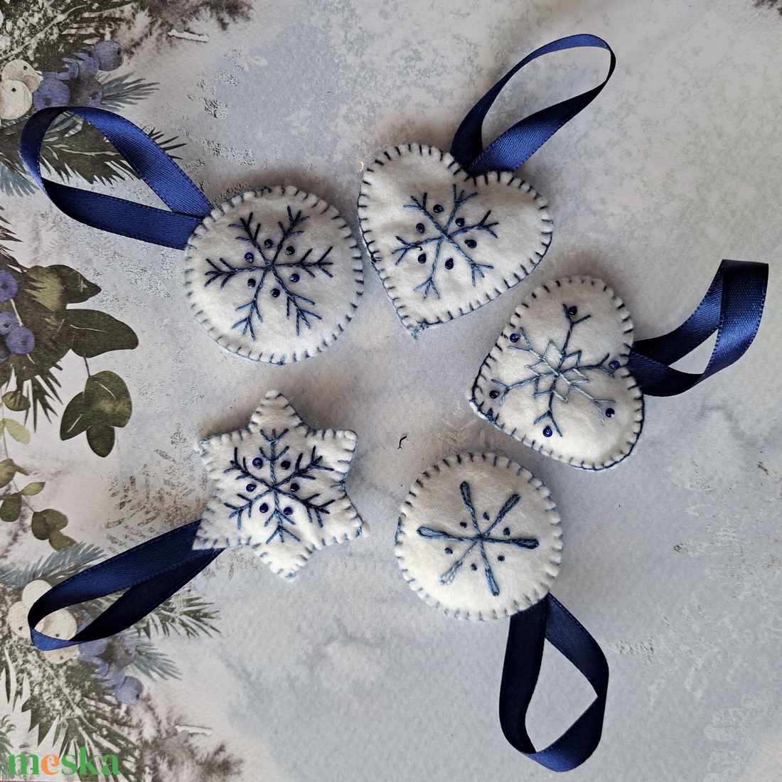 Hímzett karácsonyfadísz - kék - karácsony - karácsonyi lakásdekoráció - karácsonyfadíszek - Meska.hu